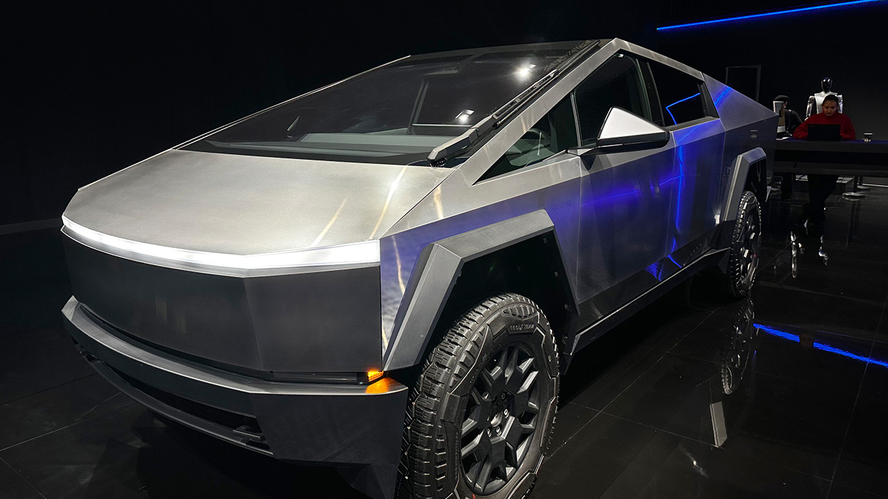 서울 논현동서 테슬라 '사이버트럭' 발로 찬 30대 구속