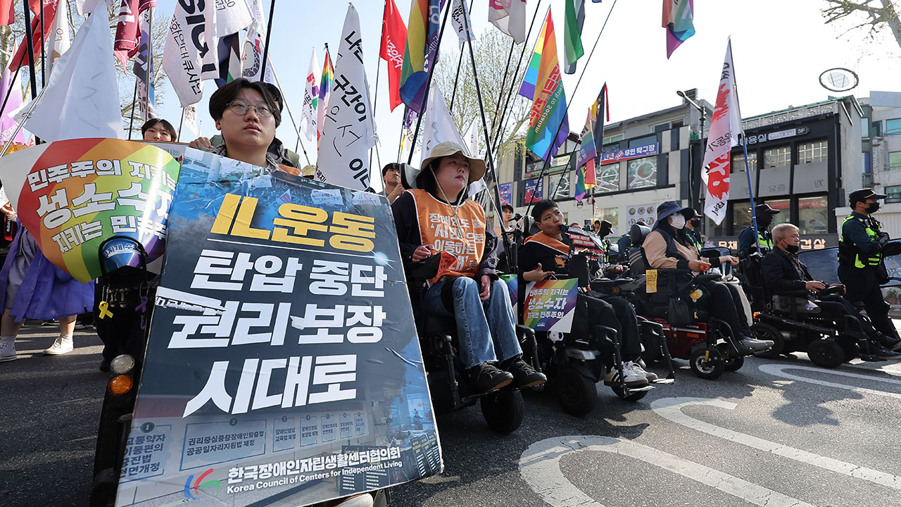 장애인단체, 1년 만에 '지하철 시위' 재개.."장애인권리입법 촉구" 