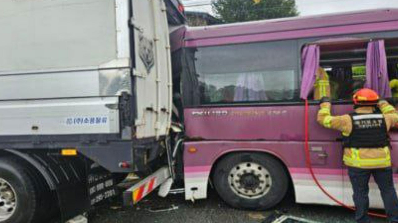 정차 중인 화물차와 공항버스 추돌‥버스 운전자 사망