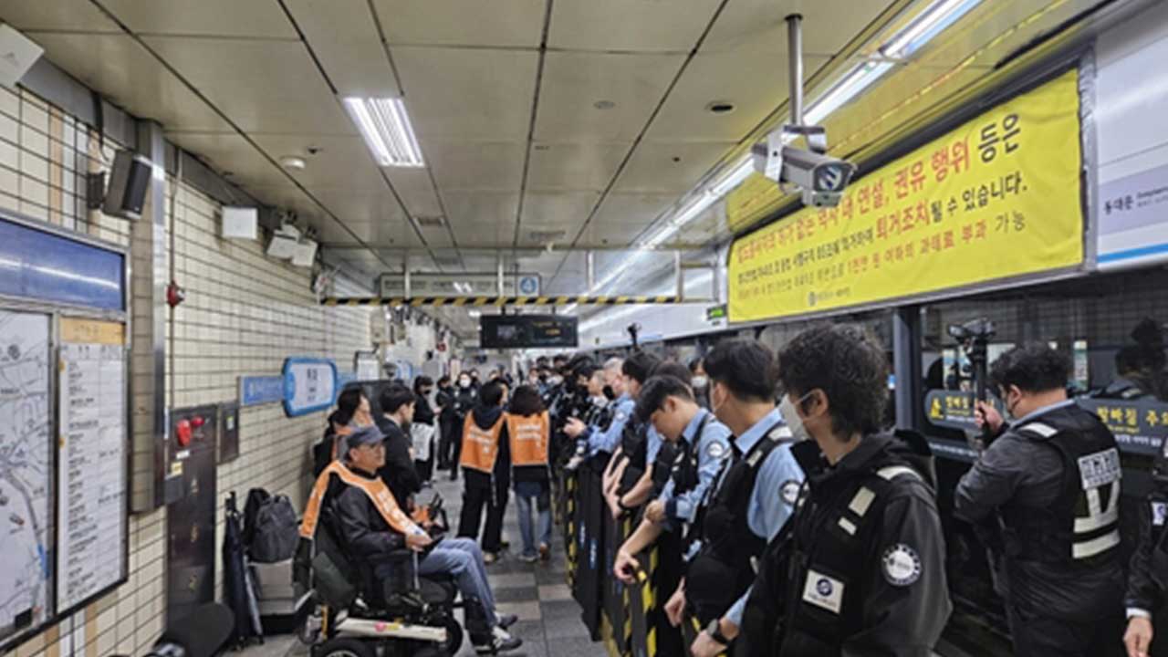 전장연, 이틀째 출근길 시위하다 혜화역서 강제 퇴거‥일부 몸싸움도