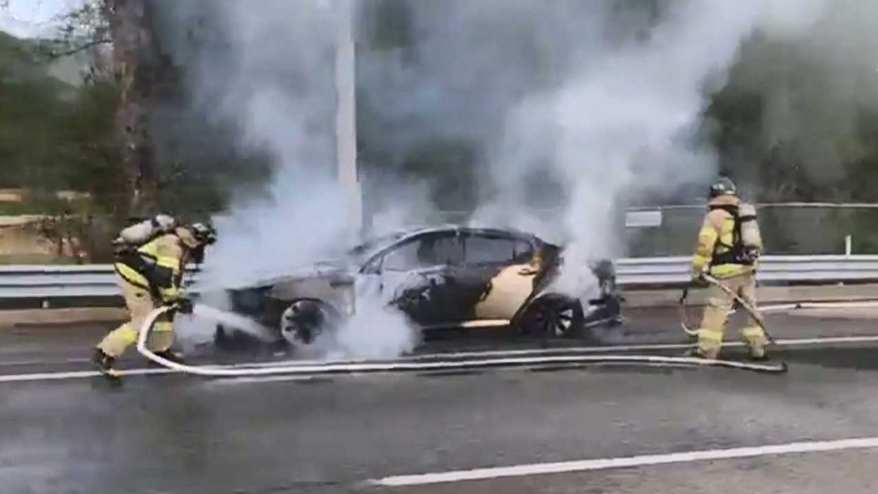 청주 흥덕구 경부고속도로 달리던 차량서 불‥다친 사람 없어