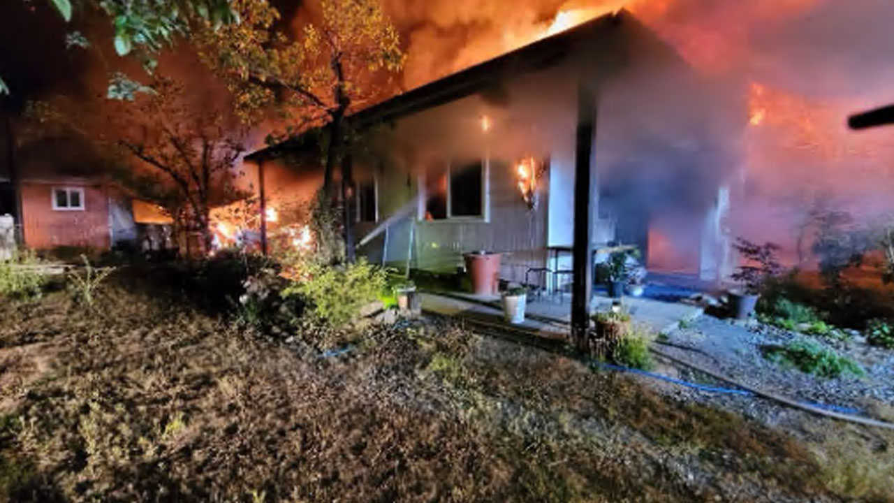 경북 청도 단독주택에서 불‥"인명 피해 없어"