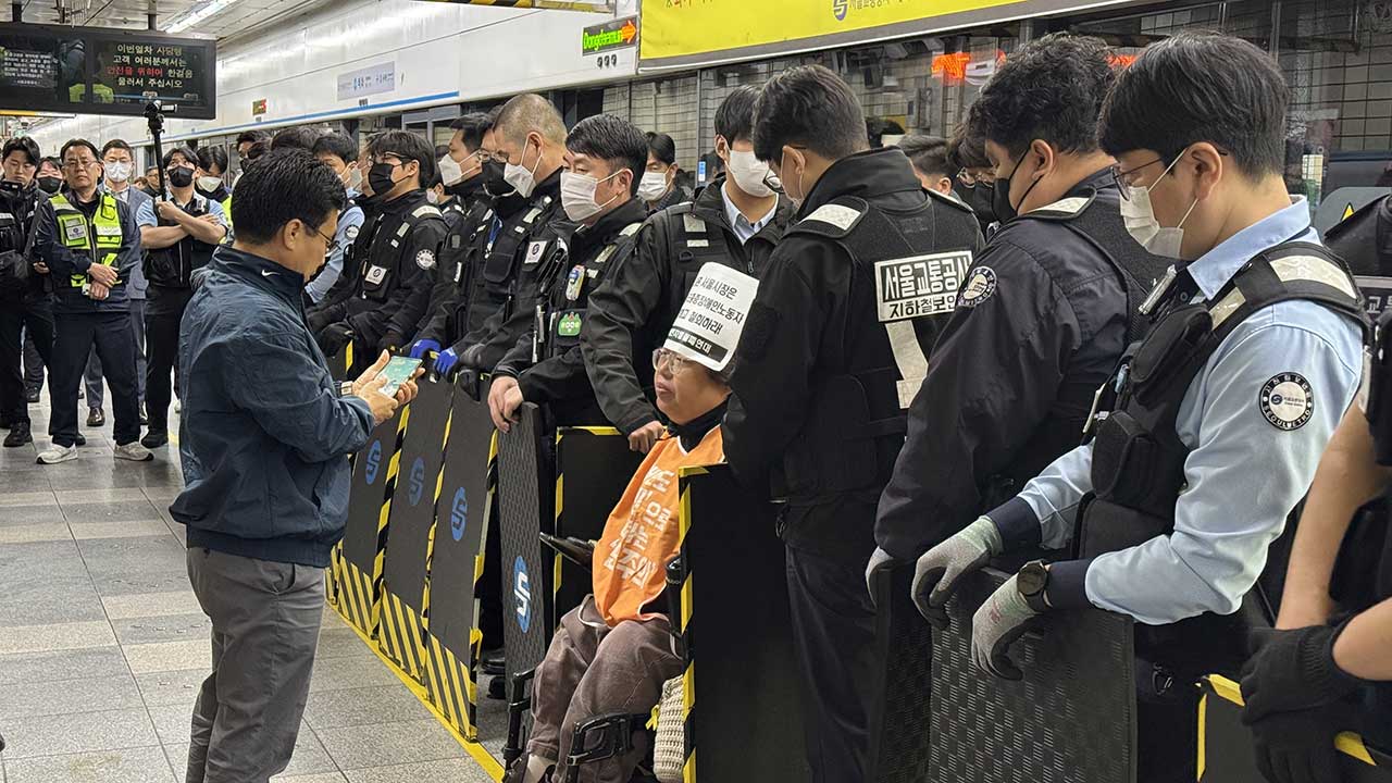 전장연, 출근길 지하철 승강장 시위 벌이다 다시 강제 퇴거