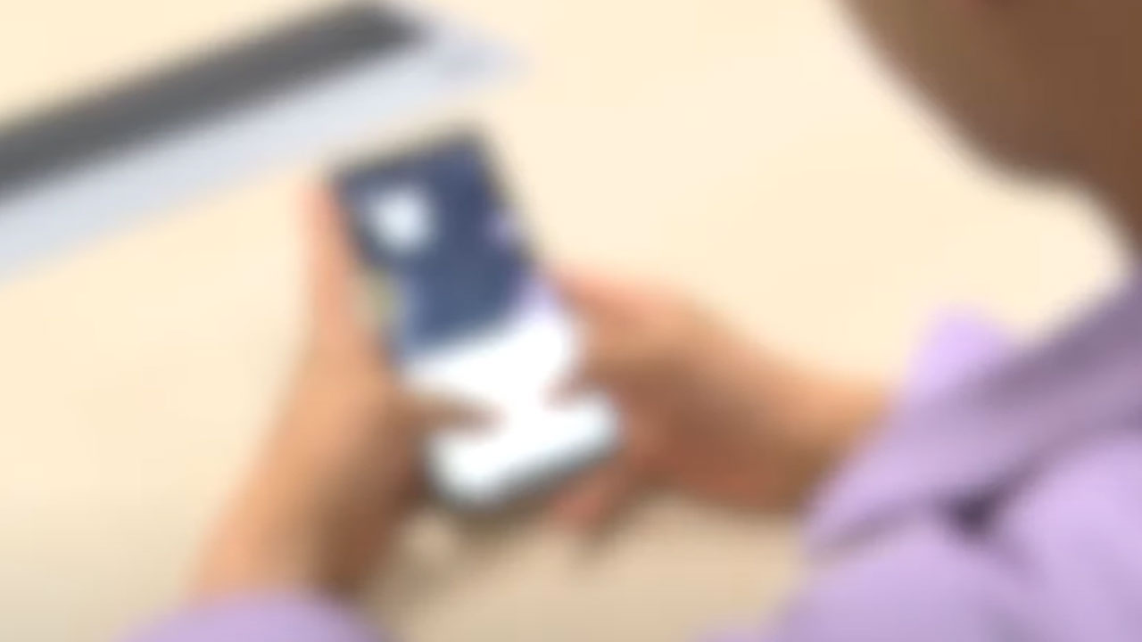 "교사 10명 중 6명, 수업 중 휴대전화 사용 문제로 학생과 갈등"