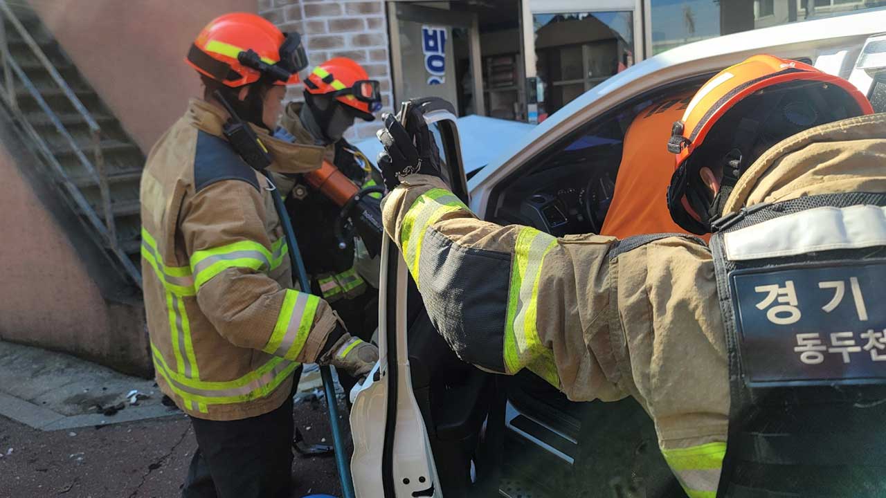 동두천시청 앞 교차로서 신호 위반 승용차와 SUV 충돌‥1명 사망