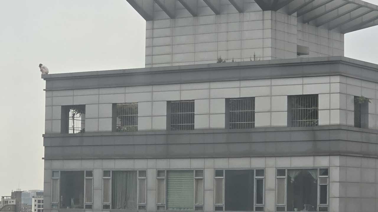 강남 19층 건물 옥상서 투신 시도‥2시간 만에 구조