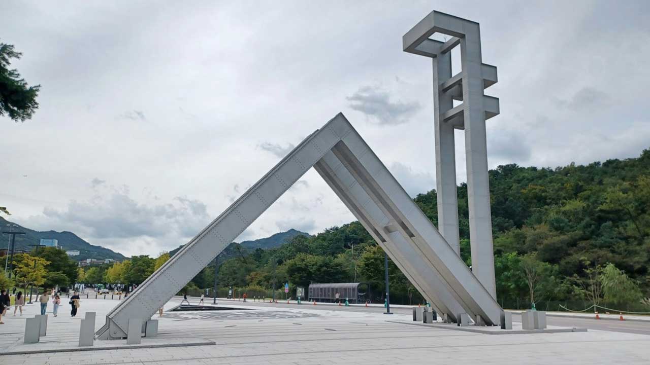 '시진핑 자료실 폐쇄' 요구하며 서울대서 난동 부린 40대 체포