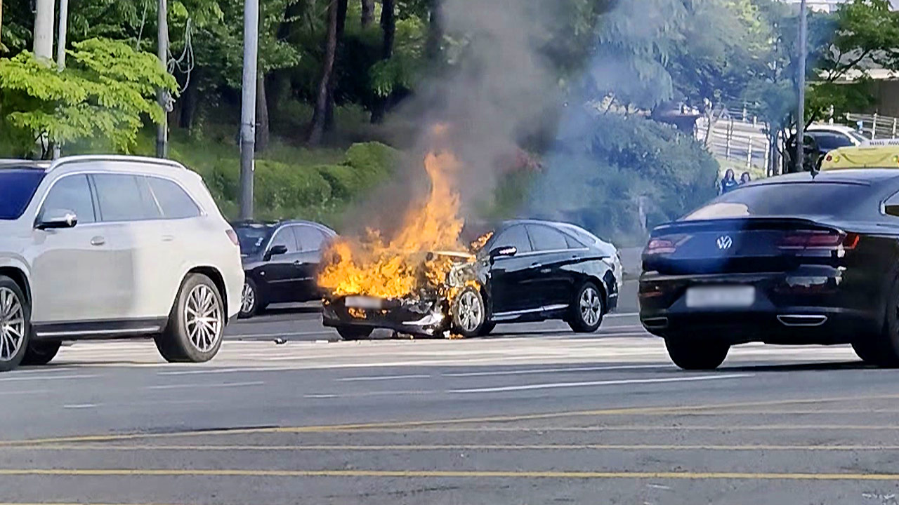 경기 용인시 도로에서 교통사고 충격에 승용차 불‥차량 1대 전소