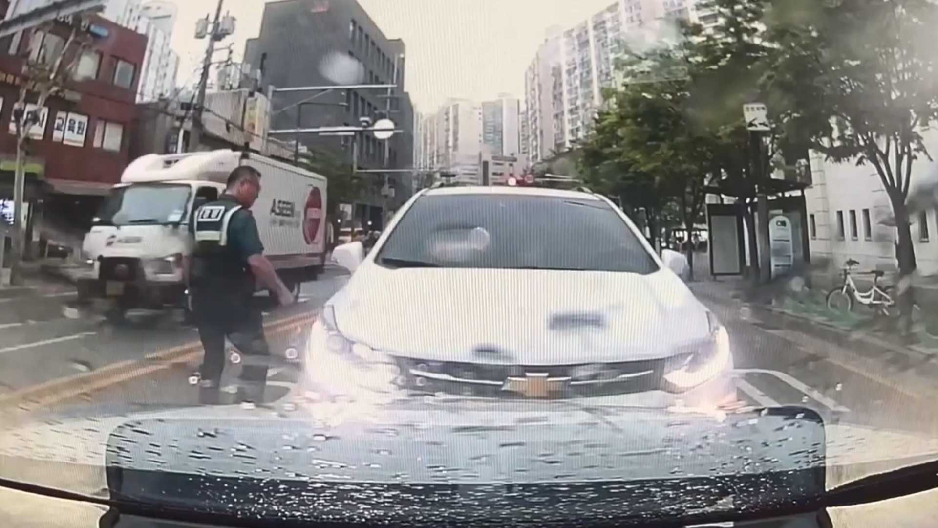 의식 잃고 역주행하던 차량 운전자‥순찰차로 막아 구조