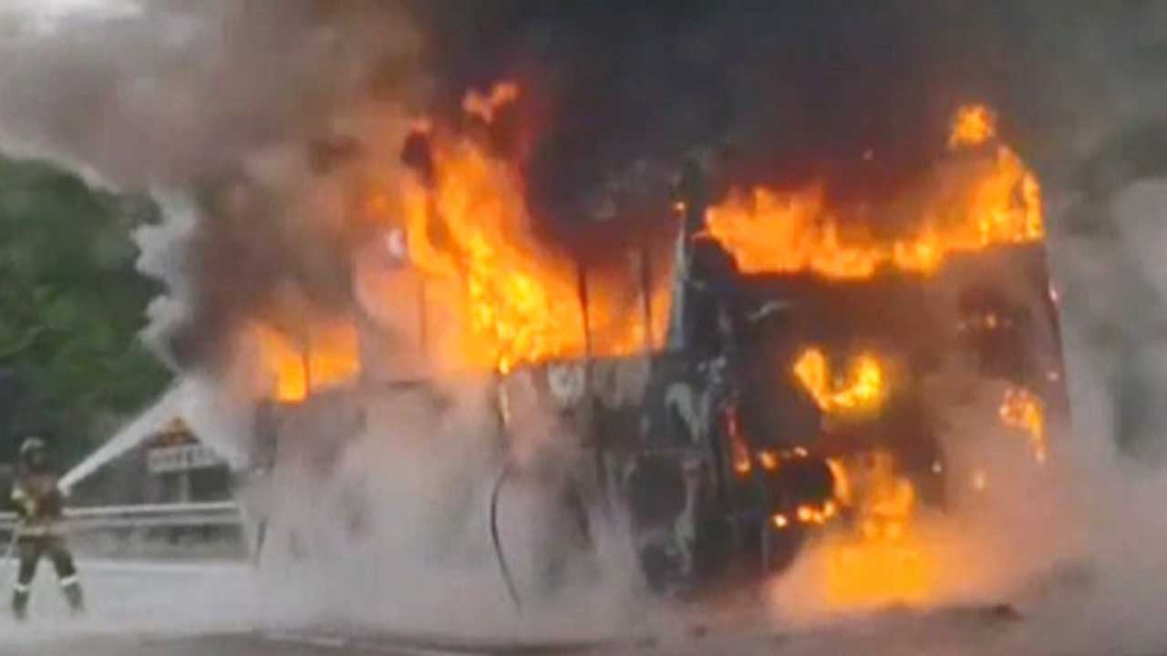 중앙고속도로 단양휴게소 인근 달리던 버스서 불‥탑승자 10명 대피