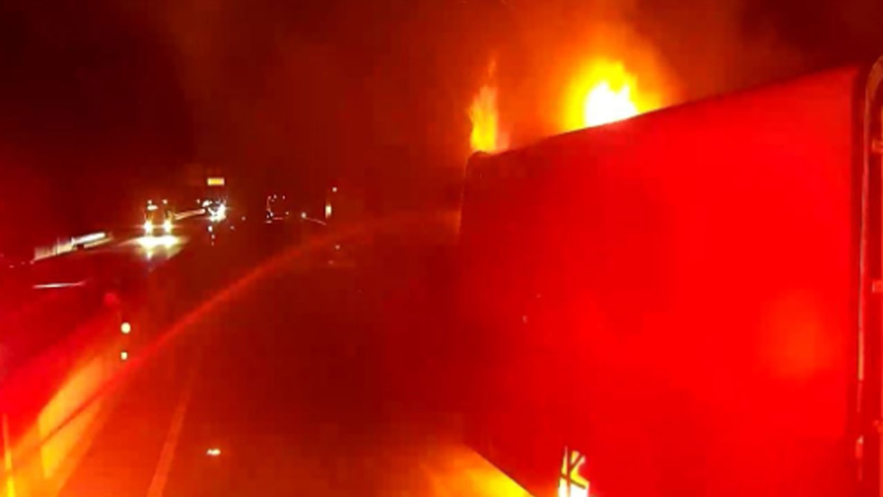 중부내륙고속도로 고령분기점서 화물차 다중 추돌..1명 사망