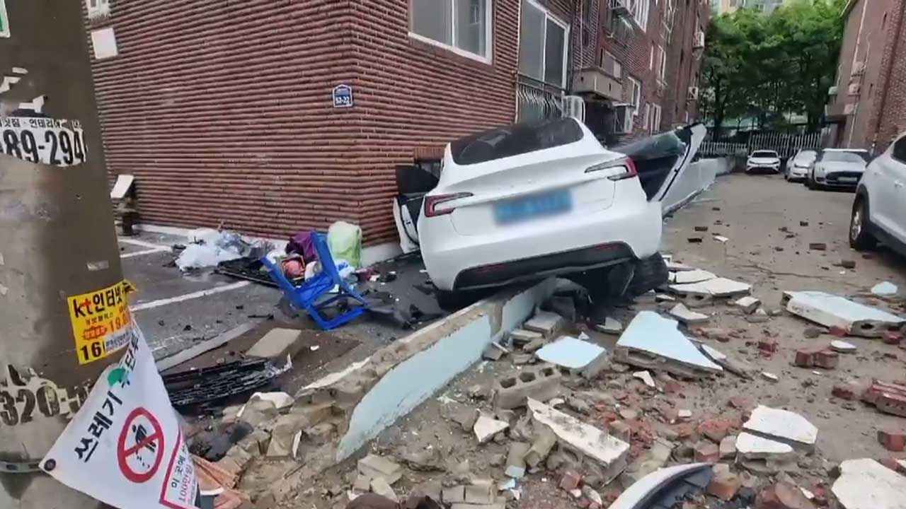수원 골목길서 테슬라 사고‥주차된 차량 7대 들이받아