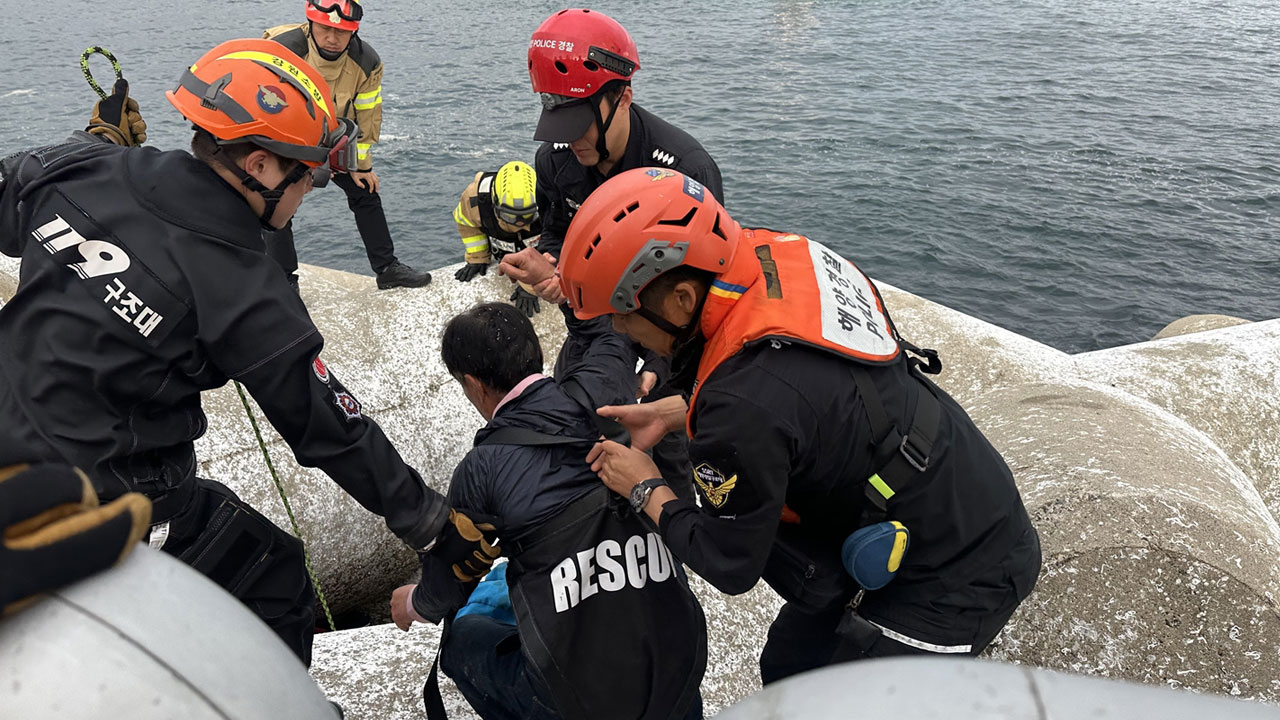 속초서 방파제 추락한 60대 부부 40분 만에 구조‥생명 지장 없어