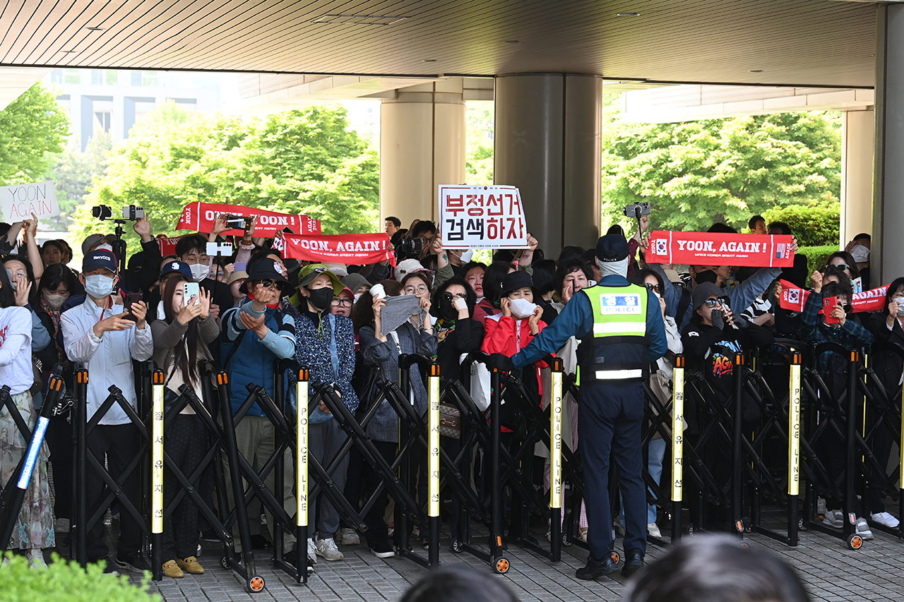 첫 공개 출석한 윤석열 전 바카라 가상 머니 사이트, 취재진 질문에는 '묵묵부답'