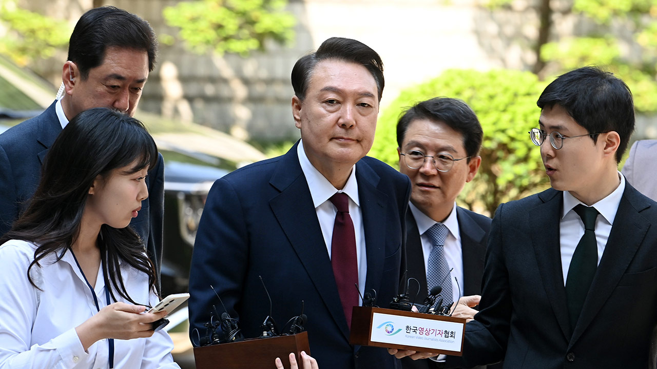 첫 공개 출석한 윤석열 전 바카라 가상 머니 사이트, 취재진 질문에는 '묵묵부답'