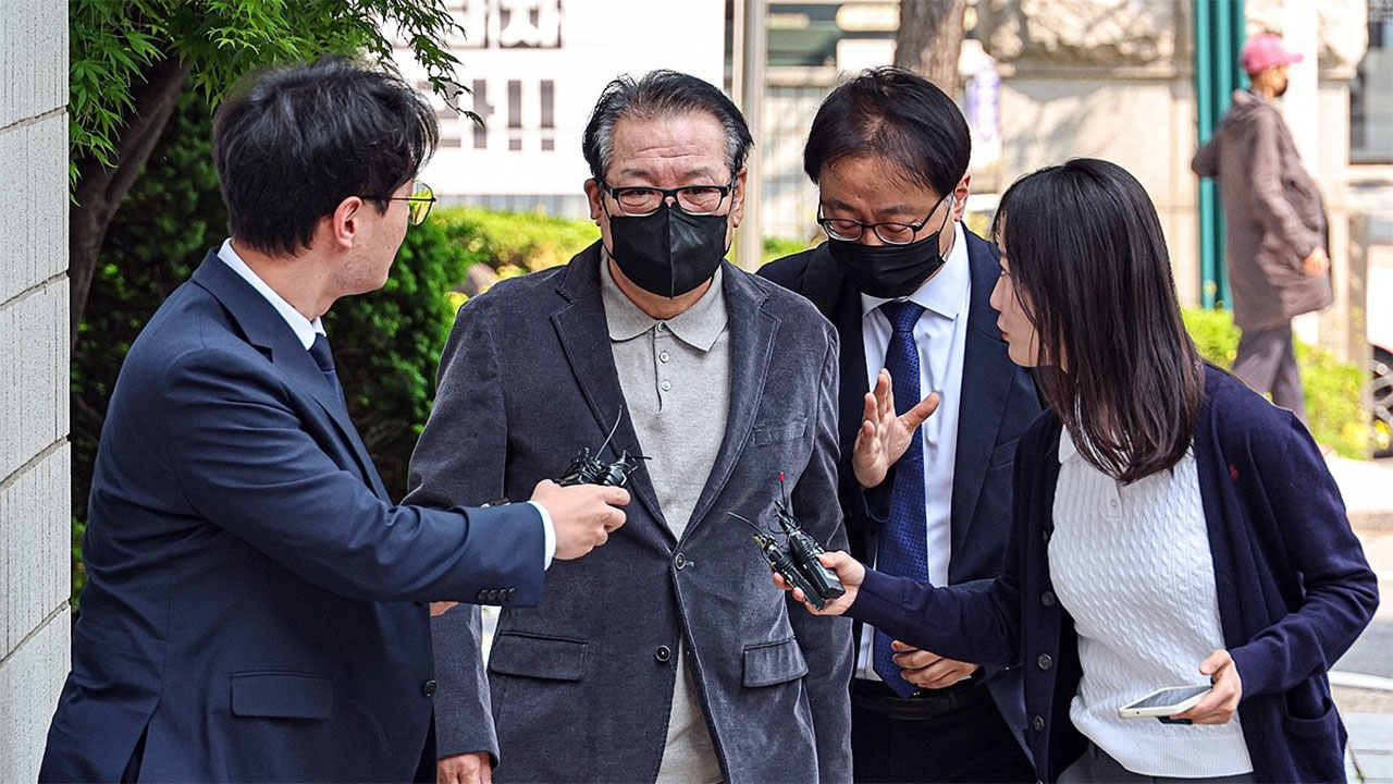 건진법사, 정치자금법 위반 혐의 재판 출석‥김 여사 질문에 '무응답'