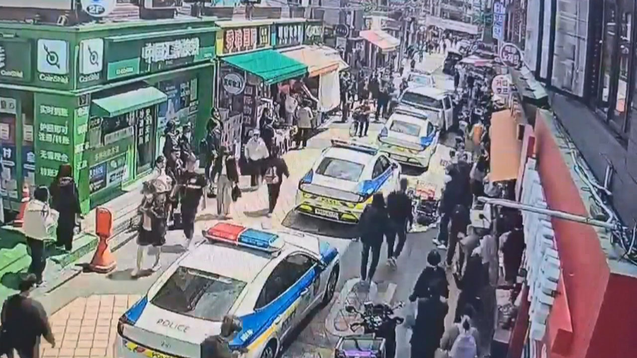 다른 사람 카드 17개로 5만 원권 계속 인출하던 30대‥시민 신고로 검거