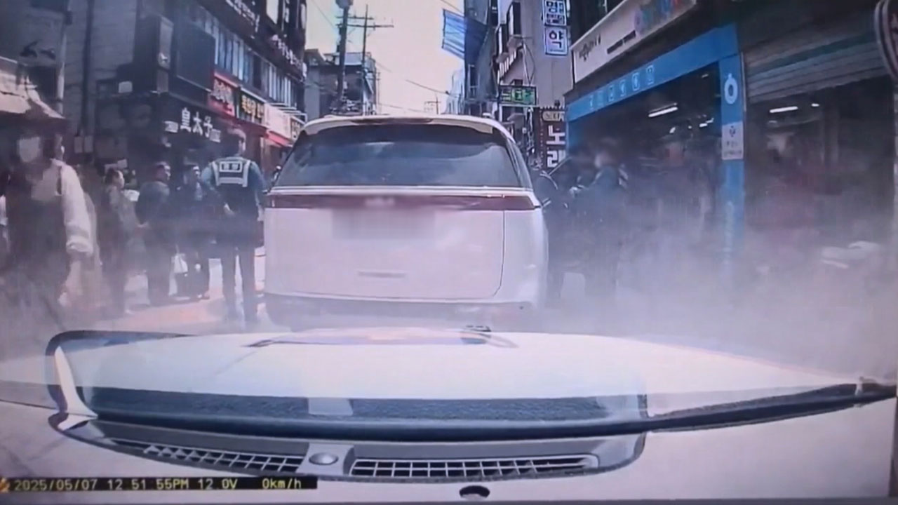 다른 사람 카드 17개로 5만 원권 계속 인출하던 30대‥시민 신고로 검거