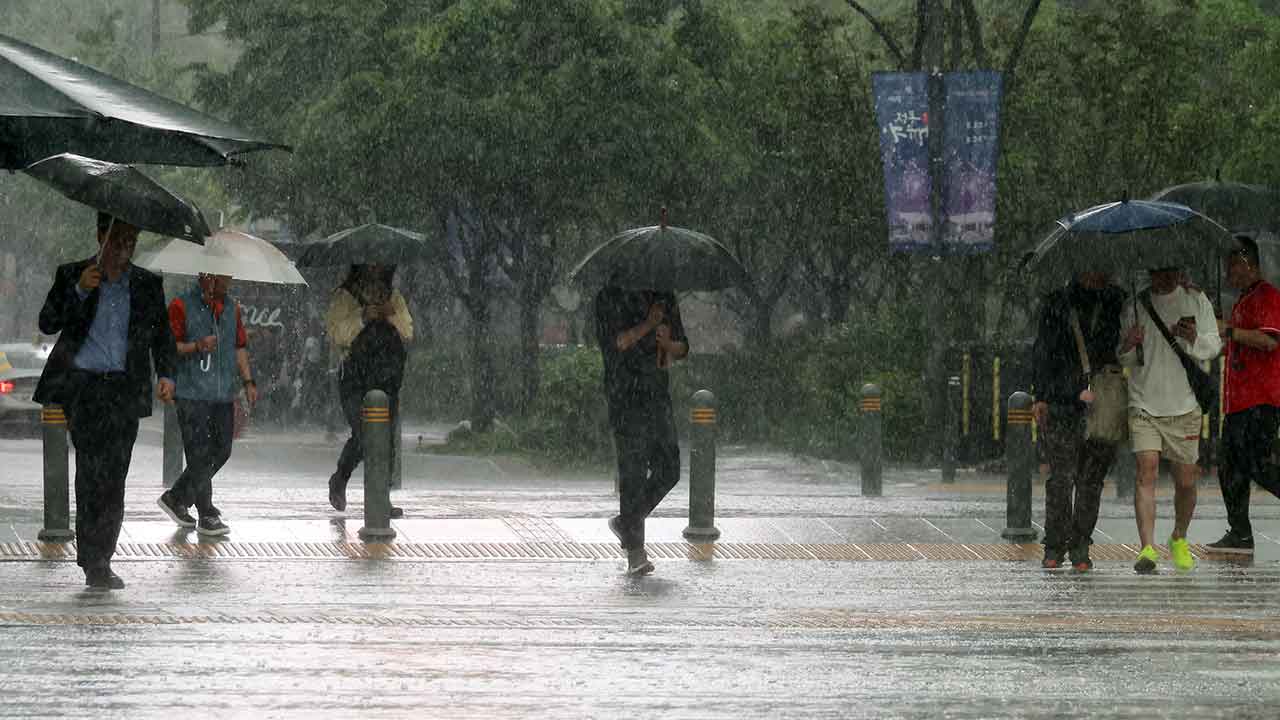 서울시, 기습 폭우에 상황근무 1단계‥청계천 등 하천 통제