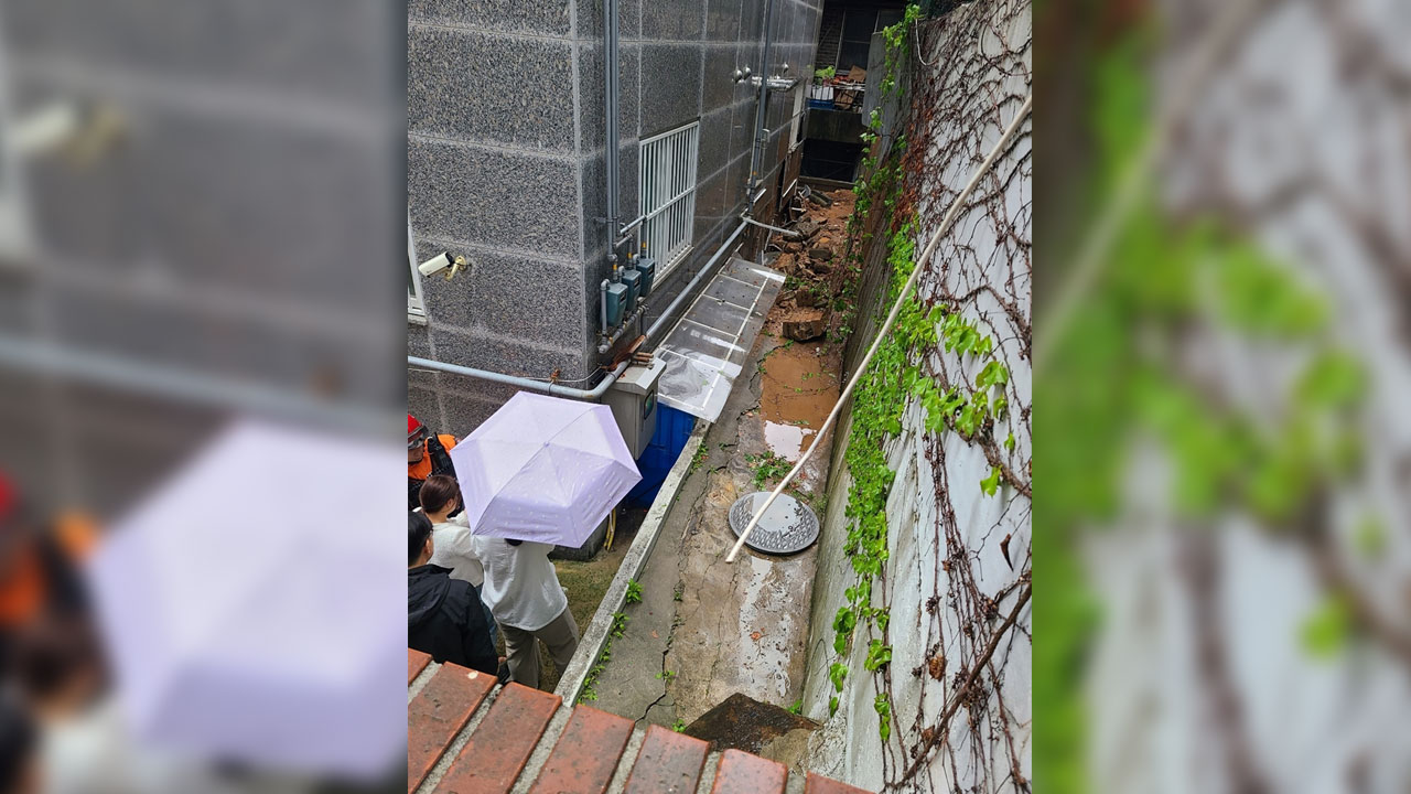 폭우로 금천구 주택가 공사현장 담장 붕괴‥17세대 대피