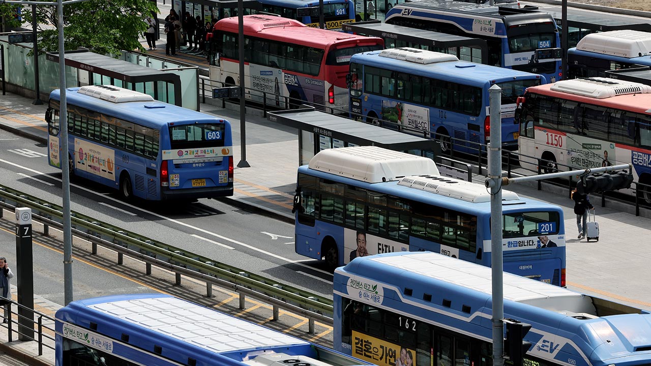 서울시 "시내버스 노조안 수용 시 임금 25% 올라" 수용 불가