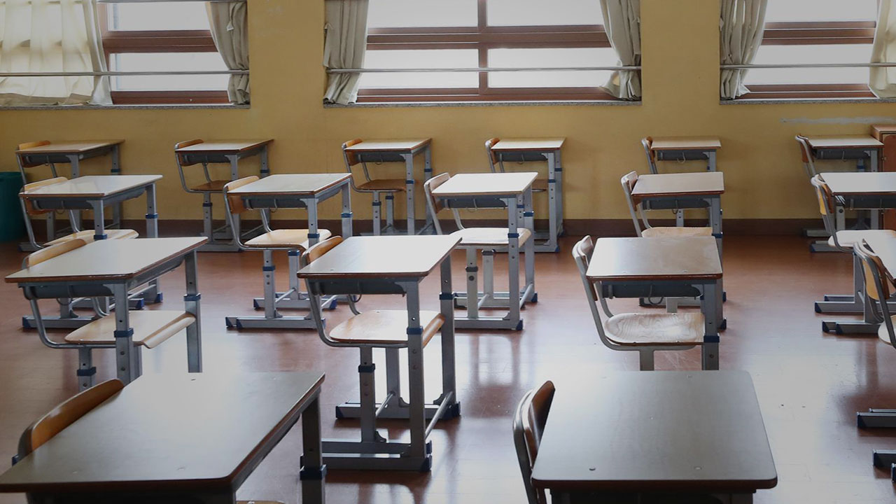 학생 성추행 혐의로 교사 직위해제‥경찰 수사 착수