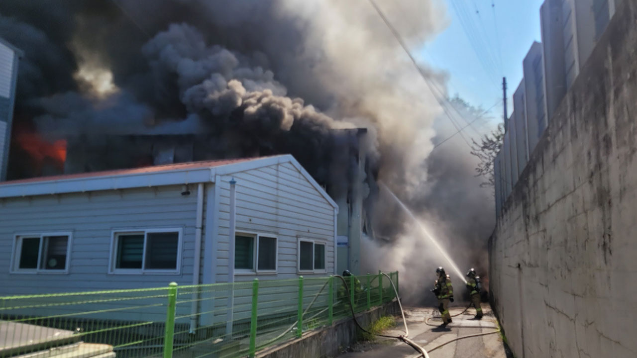 경남 함안 폐기물 창고서 불‥6시간반 만에 진화