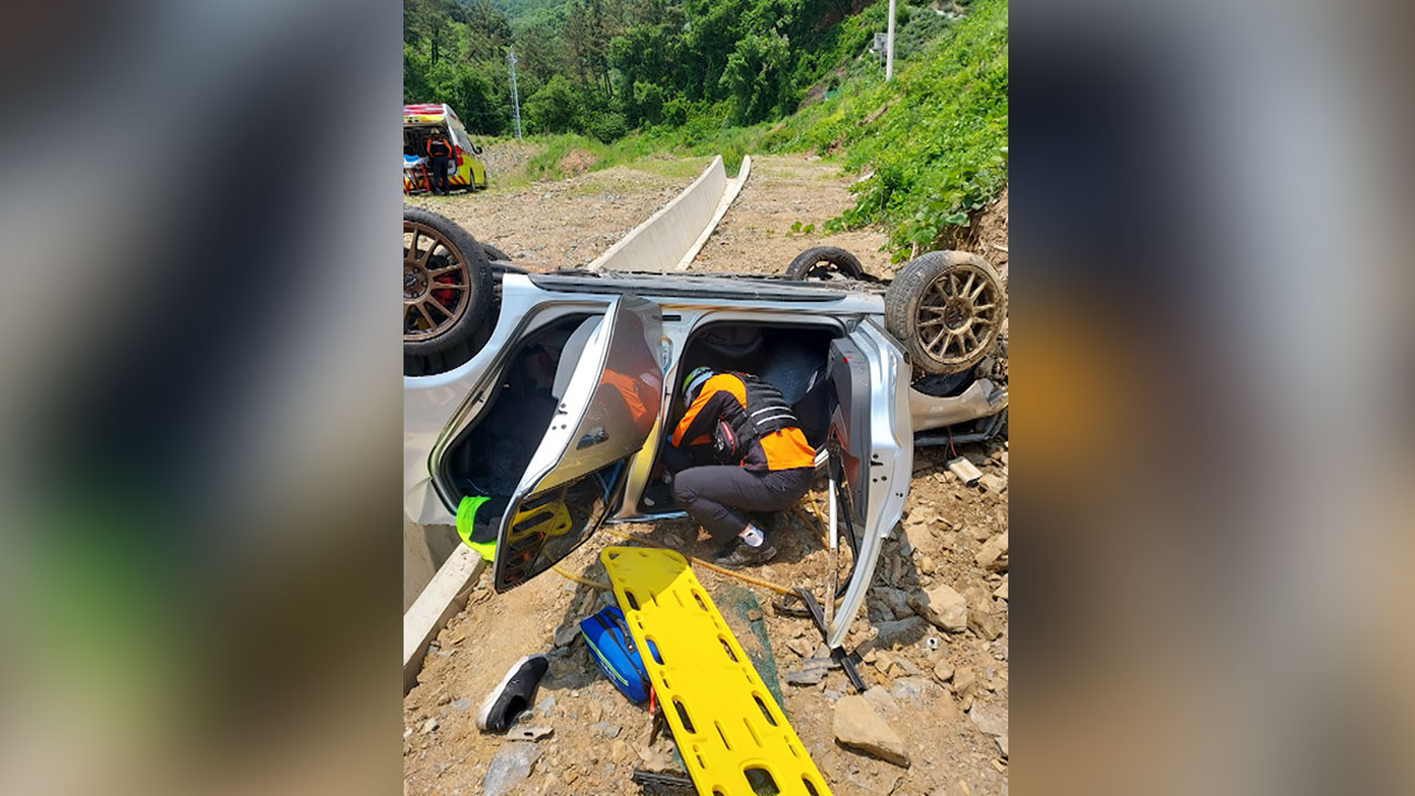 전북 완주서 도로 달리던 차량 15ｍ 아래로 추락‥운전자 중상