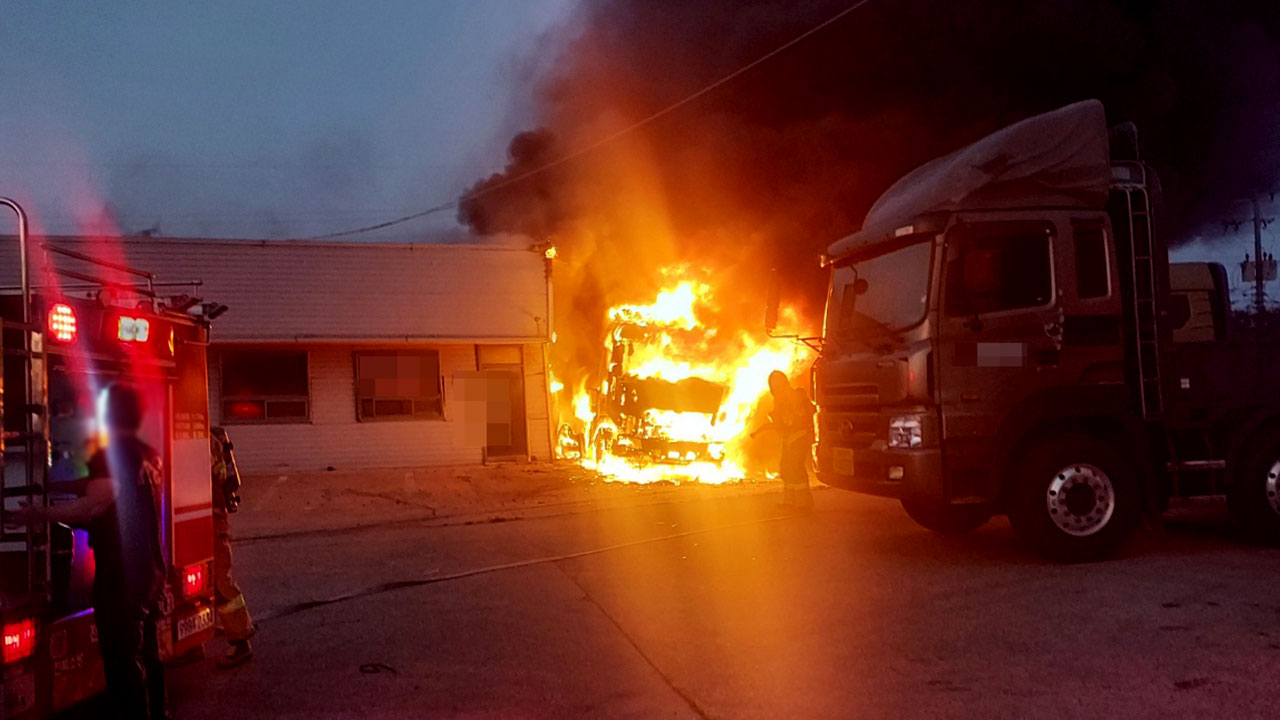 전북 군산 25톤 트럭 화재‥인명피해 없어