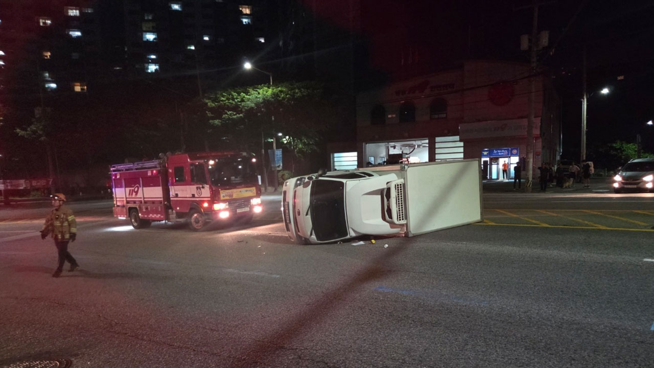 광주서 음주운전 차량이 트럭 들이받아..1명 부상