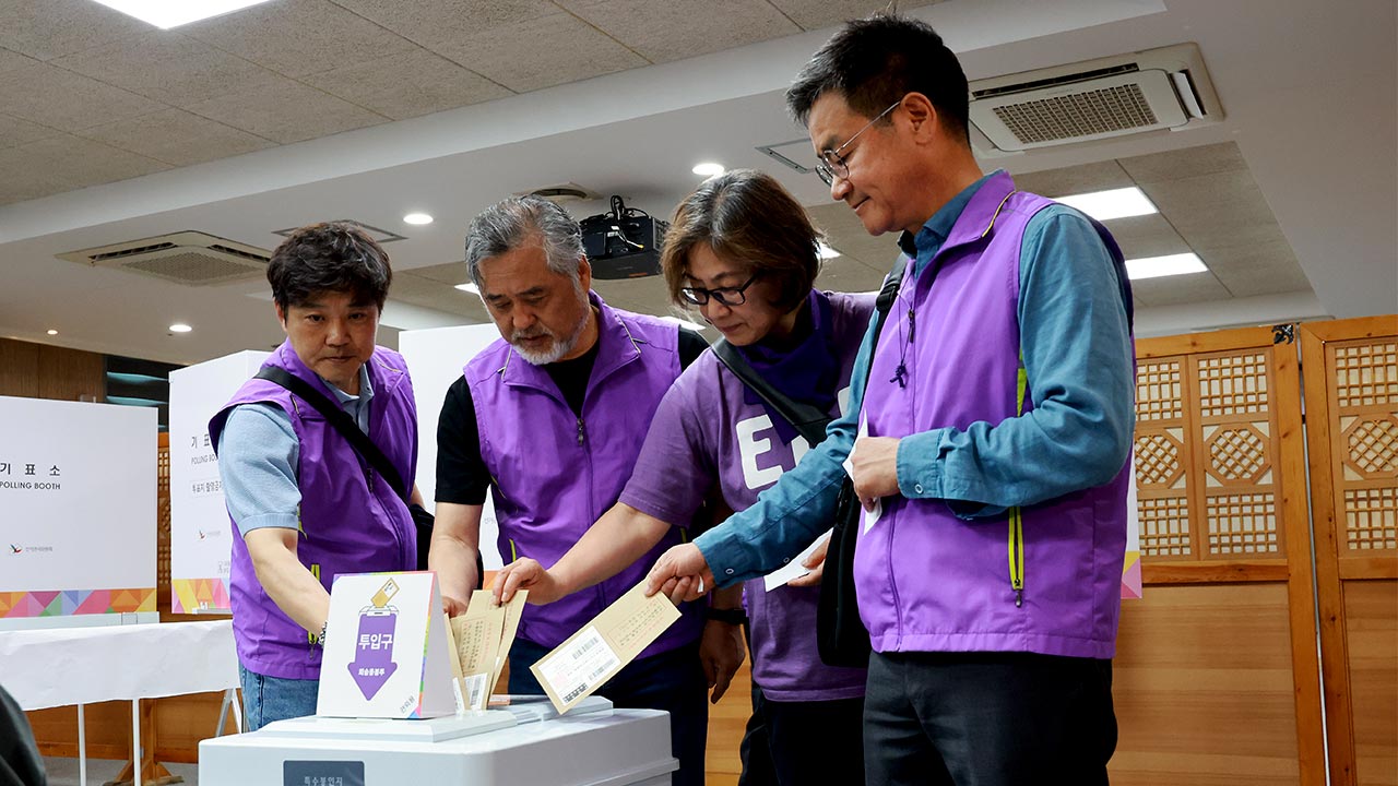 이태원참사 유가족들, 용산구청에서 사전투표‥"투표 통해 책임 물을 것"