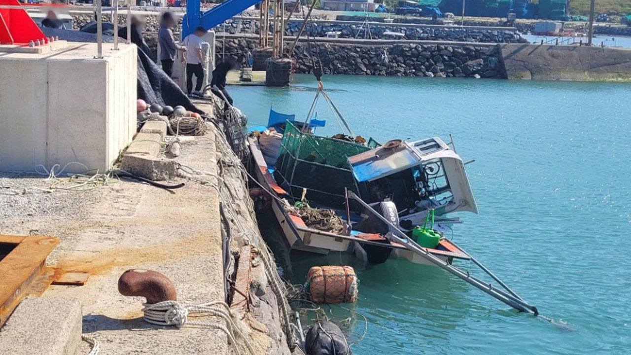 완도 해상에서 어선 2척 충돌‥2명 사상