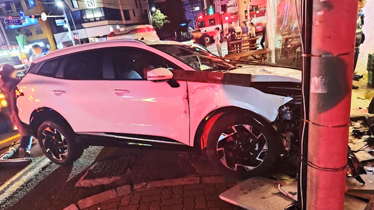 거제서 SUV차량이 오토바이·보행자 2명 들이받아‥1명 사망