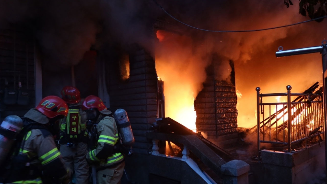 부산서 주택 화재로 70대 남성 부상