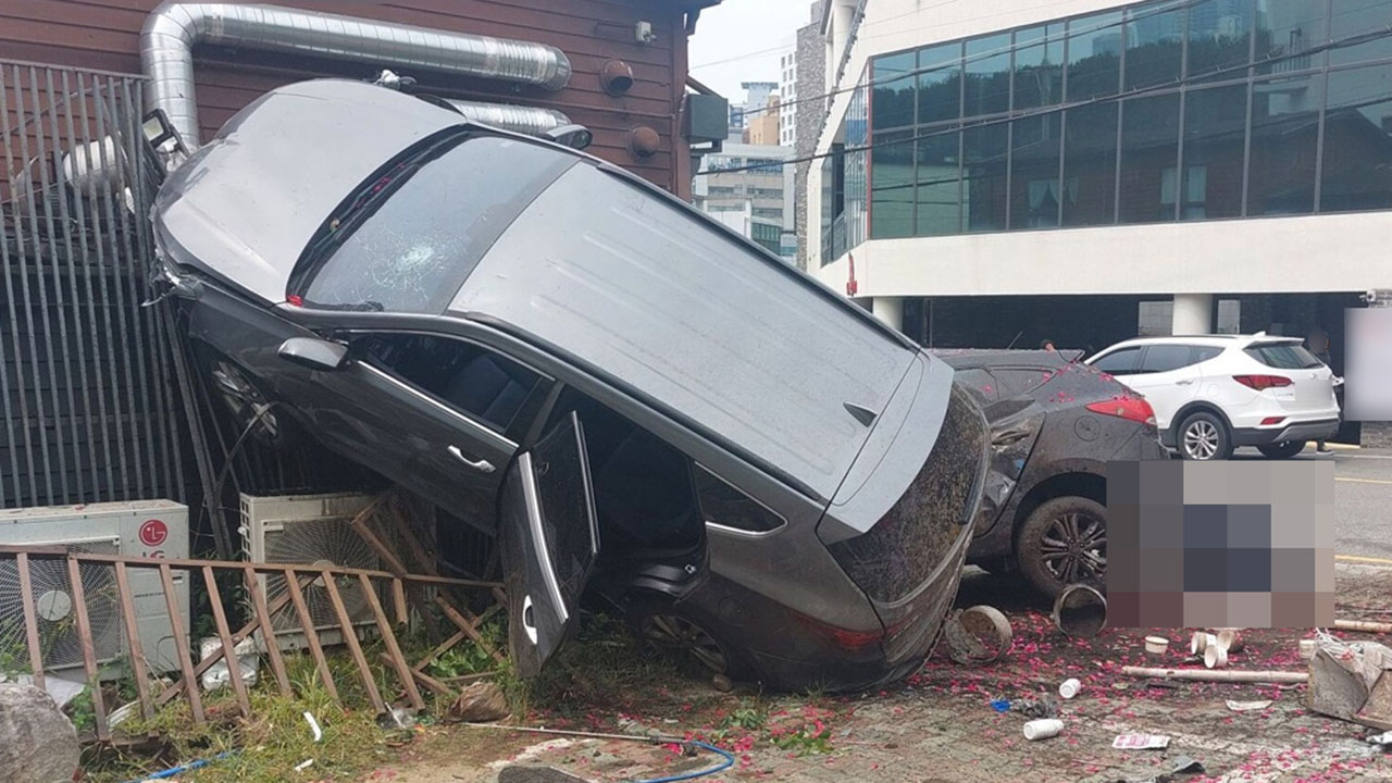 부산서 만취 60대 운전자가 후진하다 충돌한 뒤 150m 돌진
