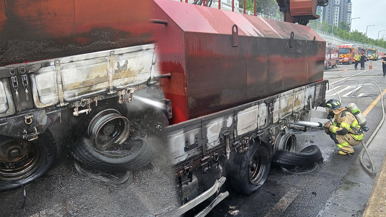 인천서 중앙분리대 세척 작업 차량 화재‥2명 다쳐