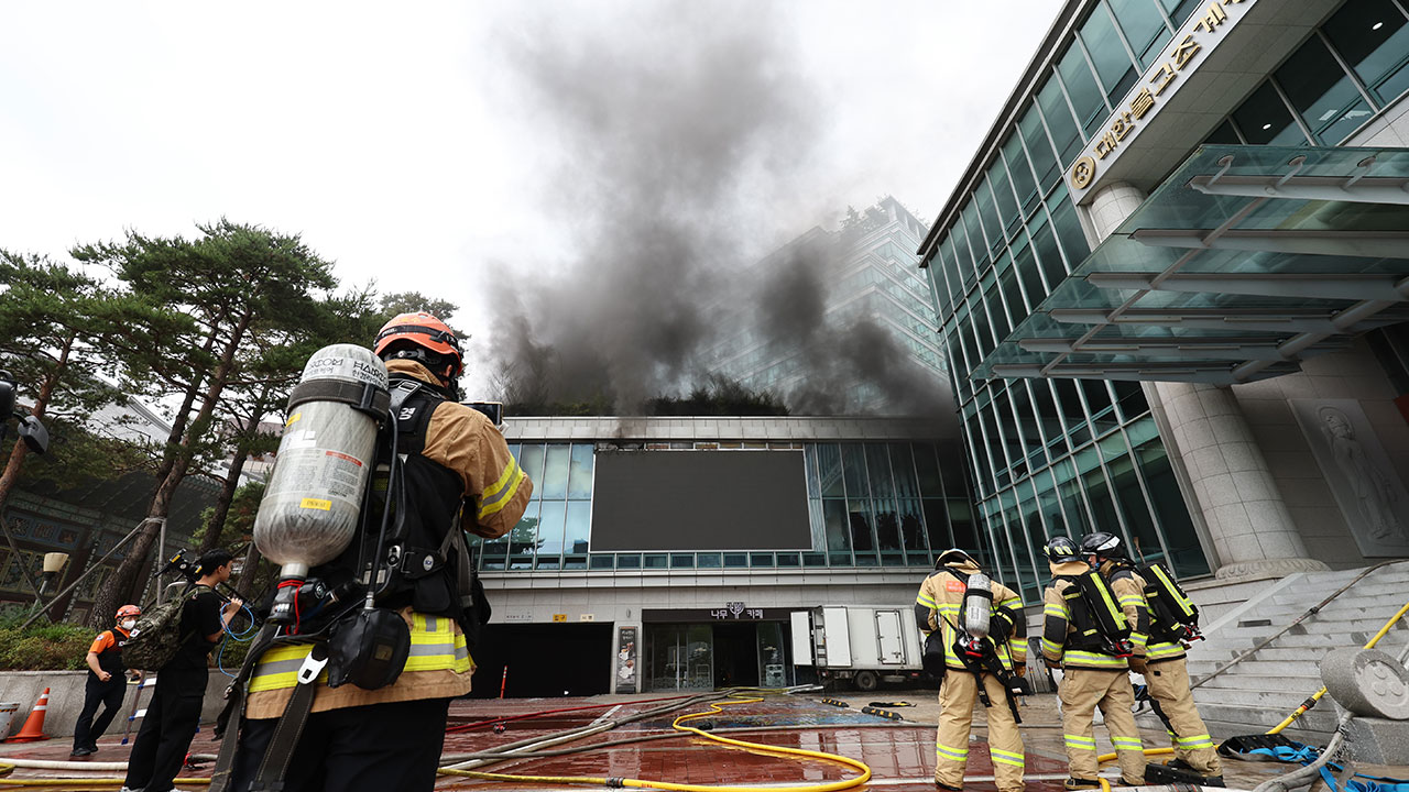 조계사 회의장 화재 1시간 반 만에 완진‥인명피해 없어
