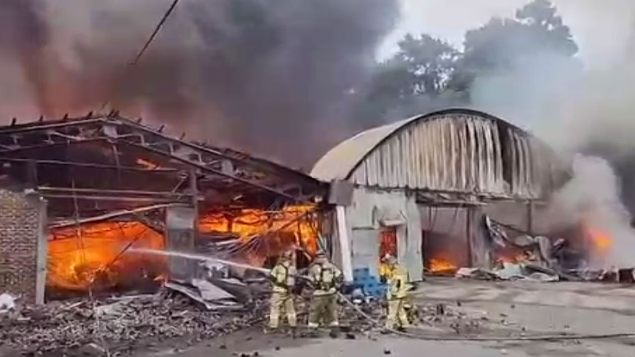경남 김해시 가구공장서 불‥2명 부상