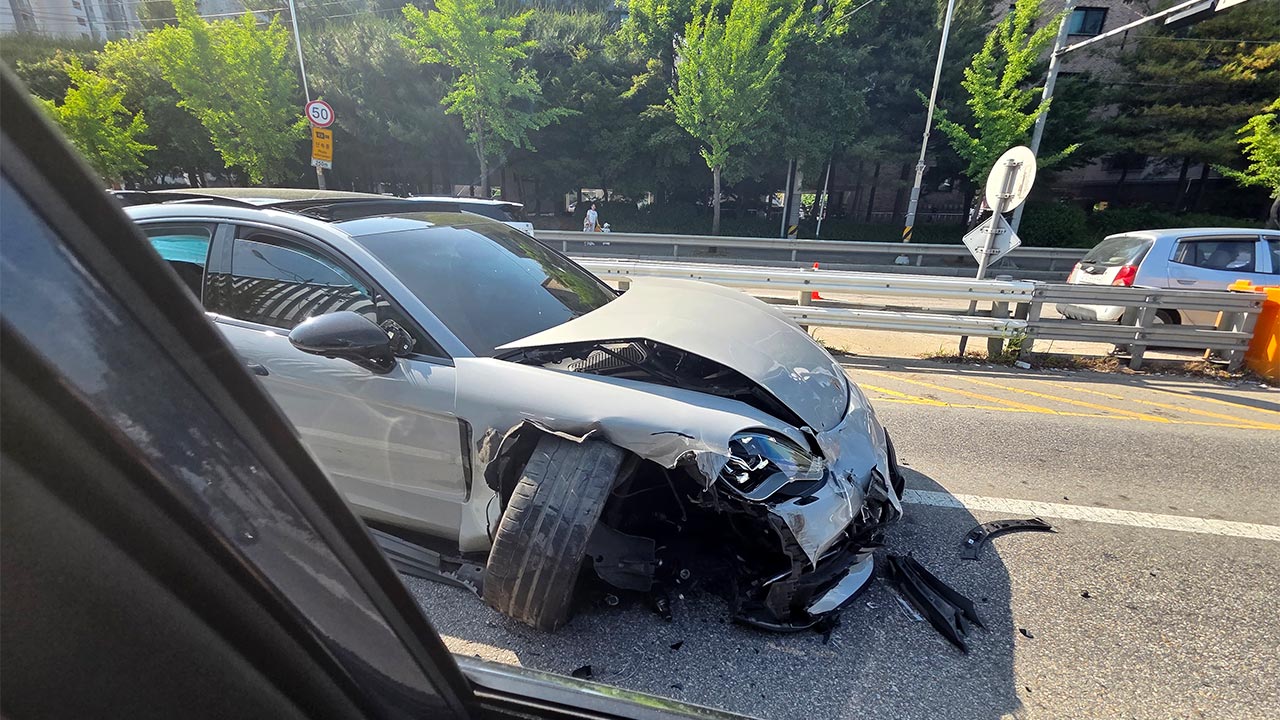 경찰 단속 피해 달아나던 포르쉐 '쾅쾅'‥2명 다쳐