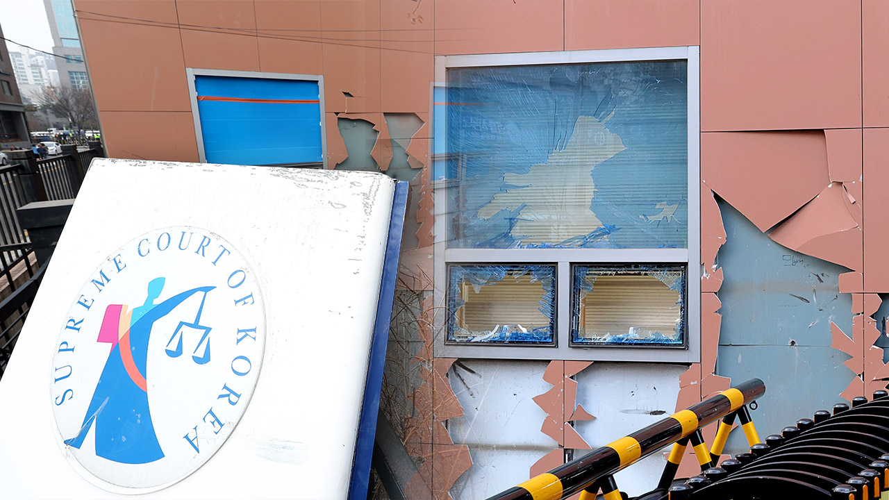 '서부지법 폭동' 벽돌 던지고 유리창 깬 30대 남성, 징역 2년 6개월