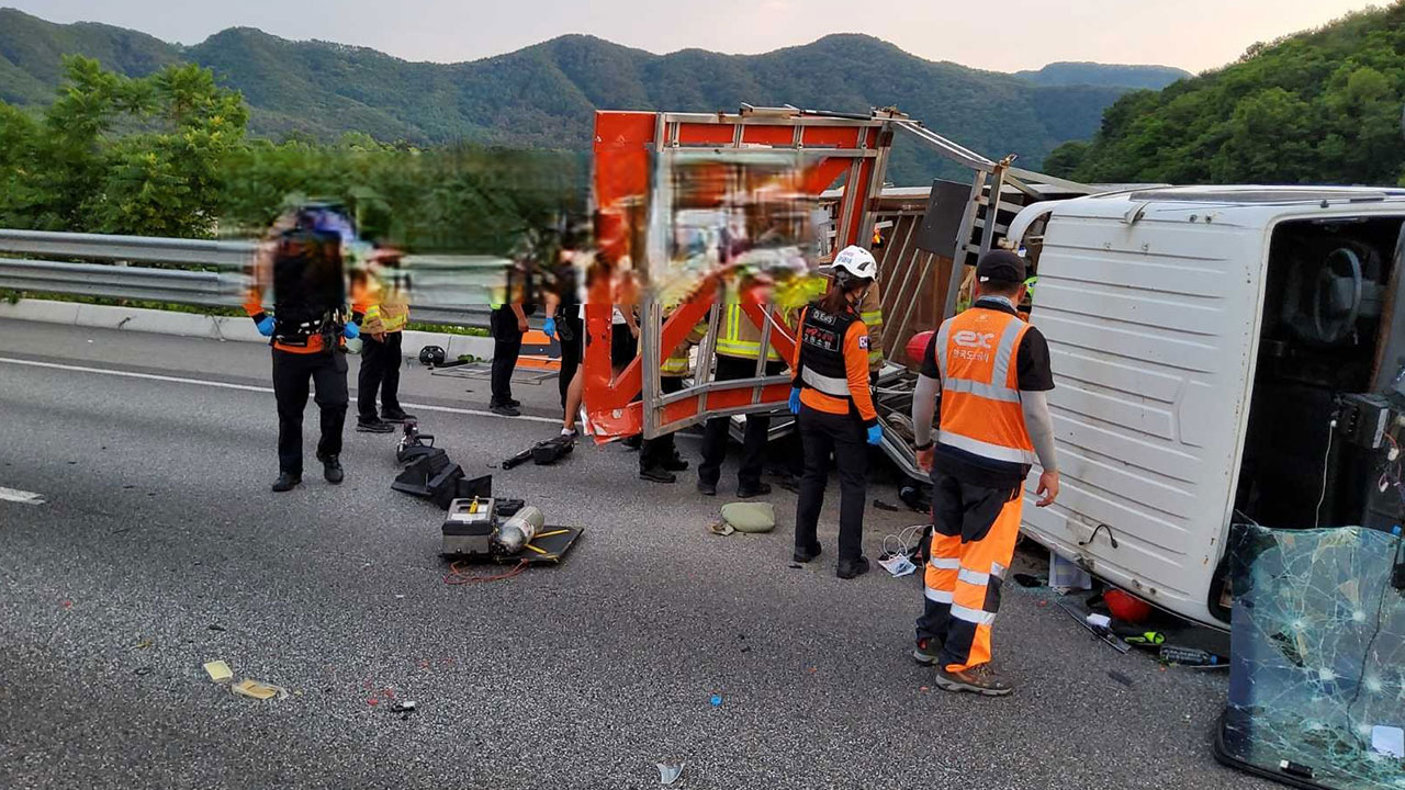 강원 홍천 중앙고속도로서 2.5톤 화물차 전도‥운전자 숨져