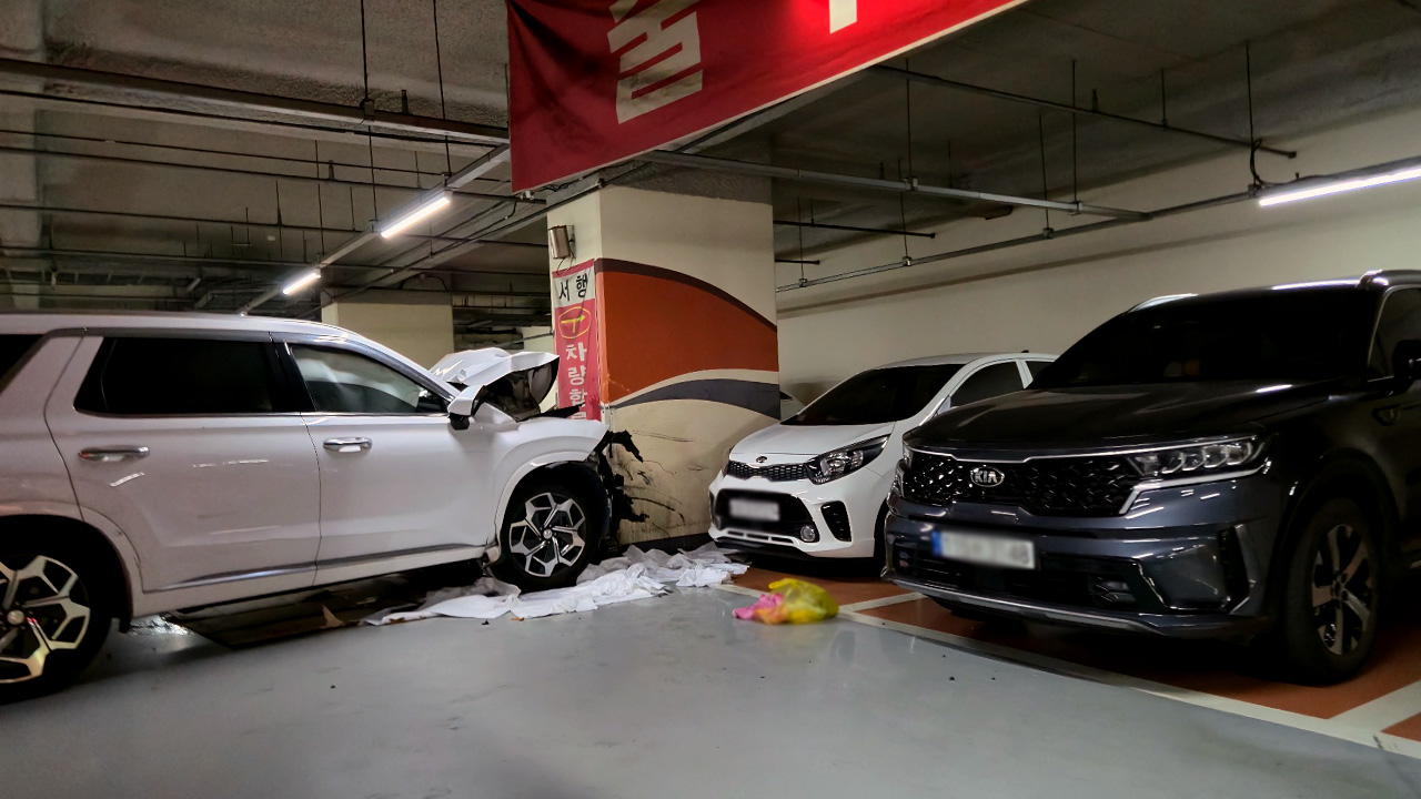 인천 마트 지하주차장 기둥으로 차량 돌진‥운전자 사망