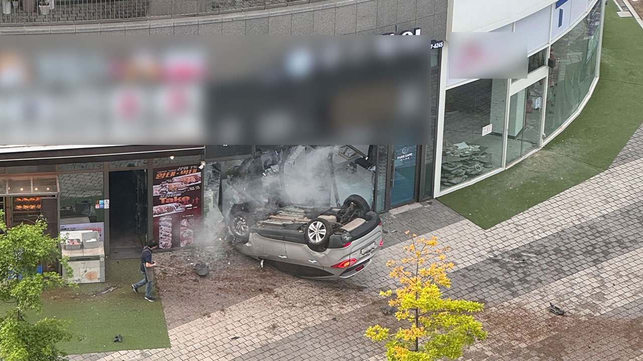 경기 용인서 승용차 2대 사고 후 건물 충돌‥3명 부상