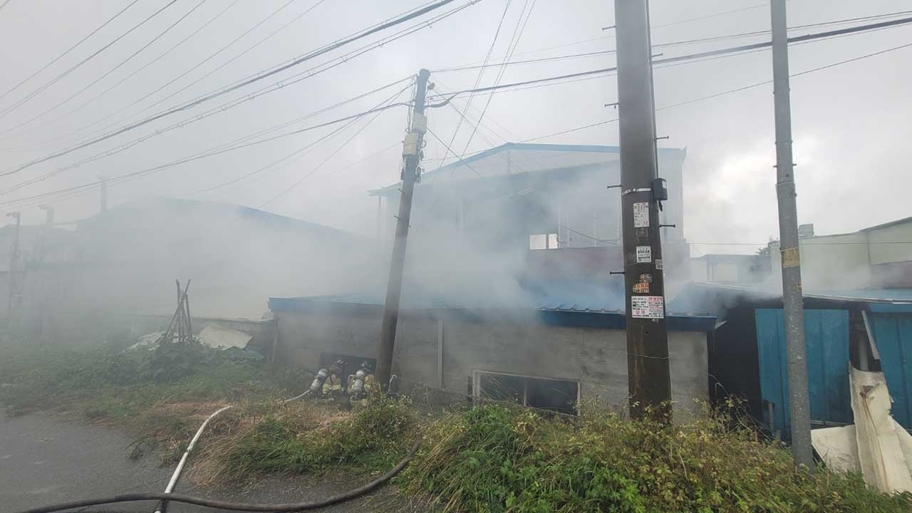 경기 고양시 공예품 창고에서 '낙뢰 추정' 화재