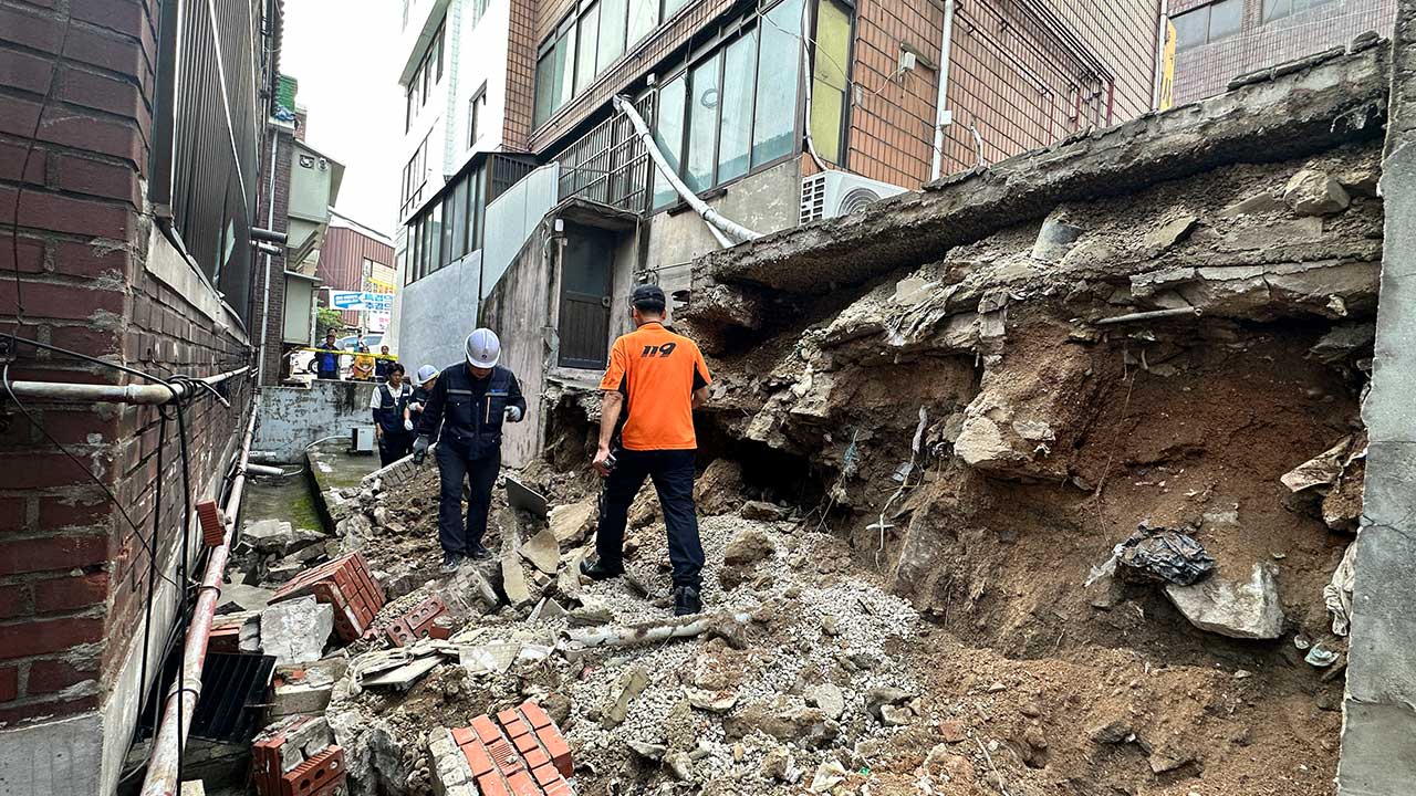 서울 강북구 번동 축대 붕괴‥8명 대피