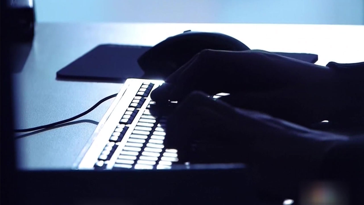 "화염병 만들어 헌재 앞 대기" 협박글 게시 혐의 20대 송치