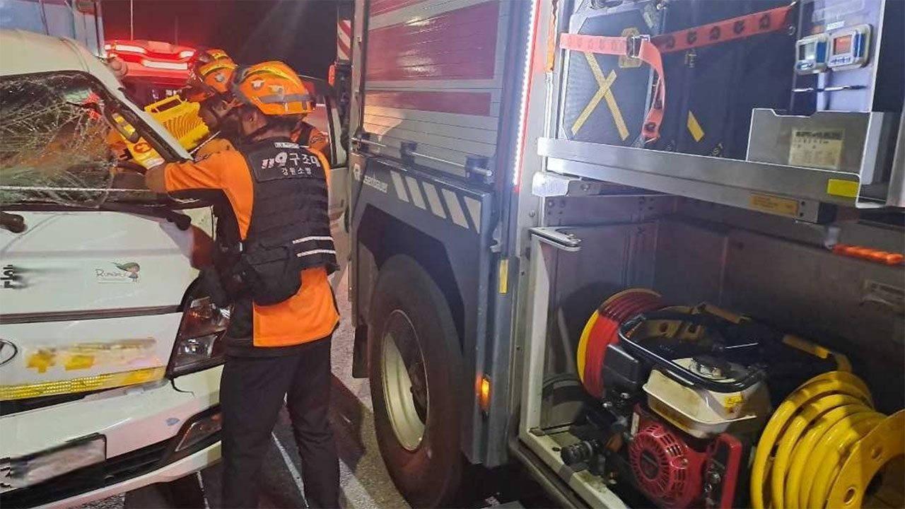 강원 춘천서 화물차 추돌‥1명 사망·1명 중상