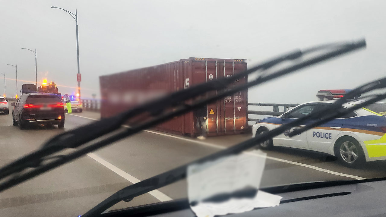 인천대교 달리던 화물차서 컨테이너 떨어져‥2명 다쳐