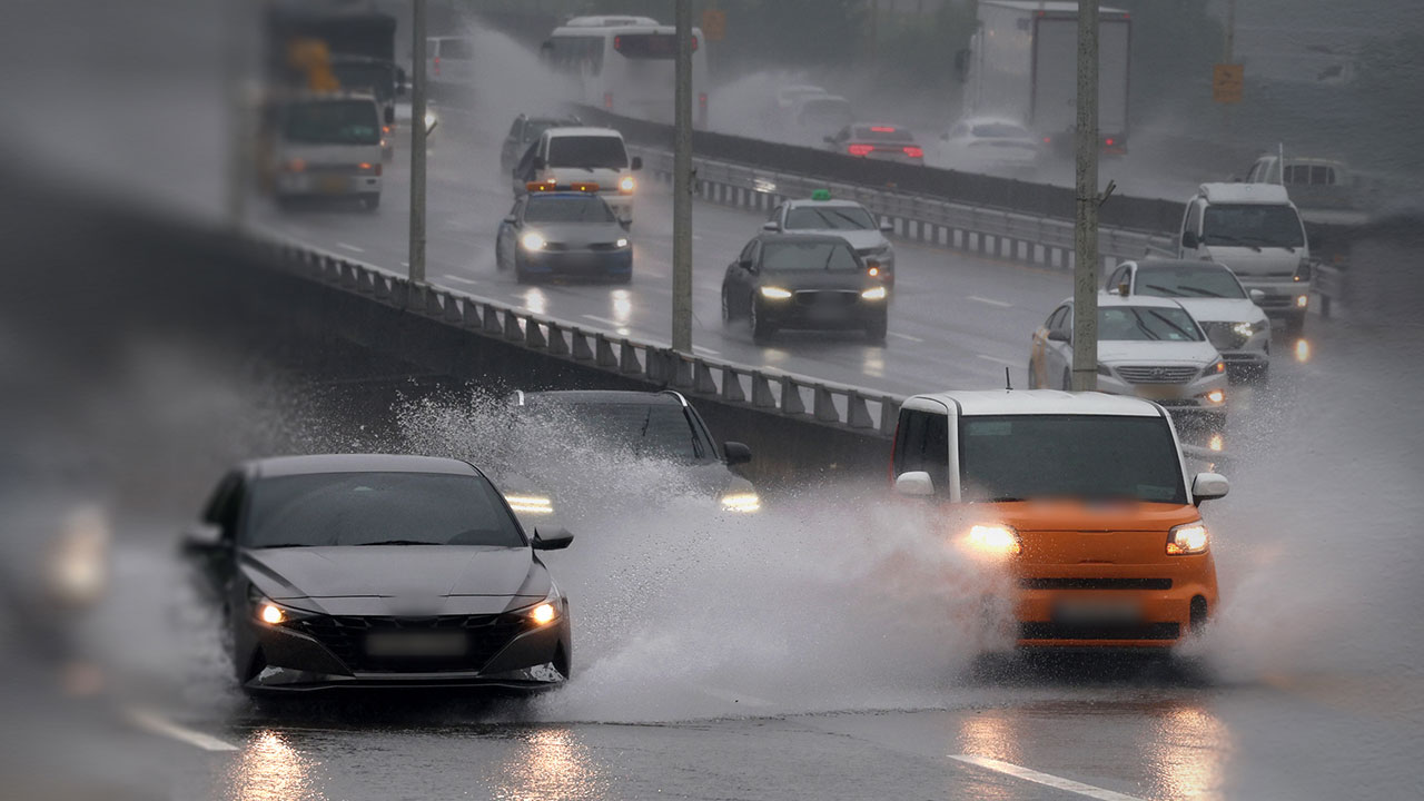 폭우로 여객선 55척 결항‥내일 오후까지 충청·전라권 많은 비
