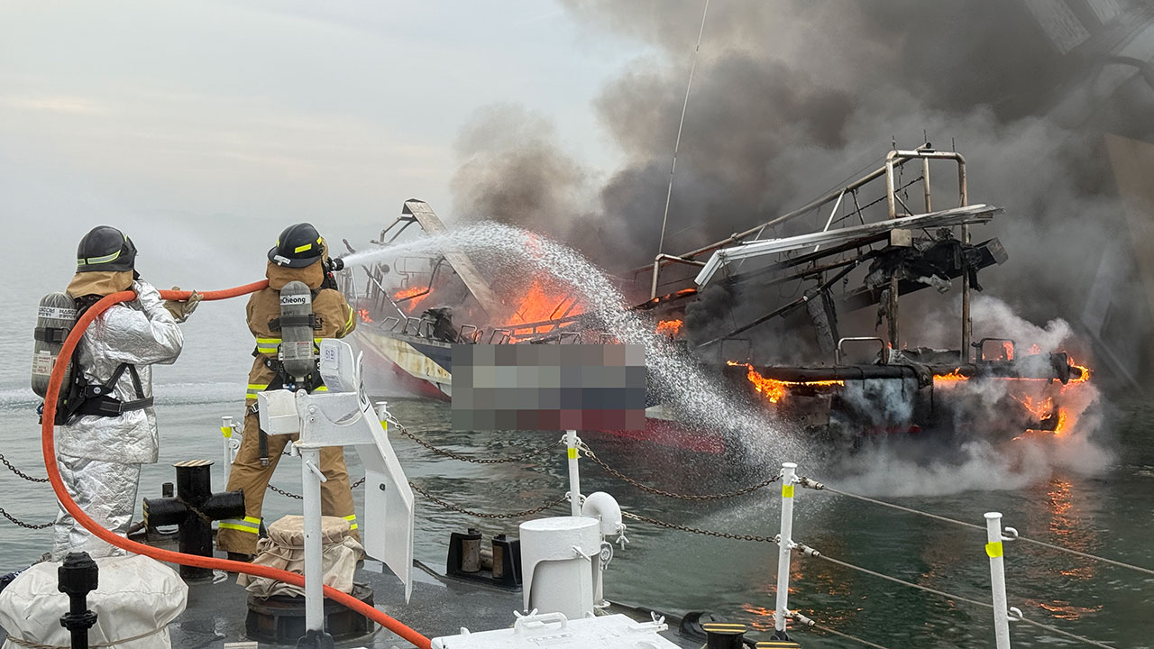 인천 영흥도 인근 바다서 낚싯배 화재‥22명 대피